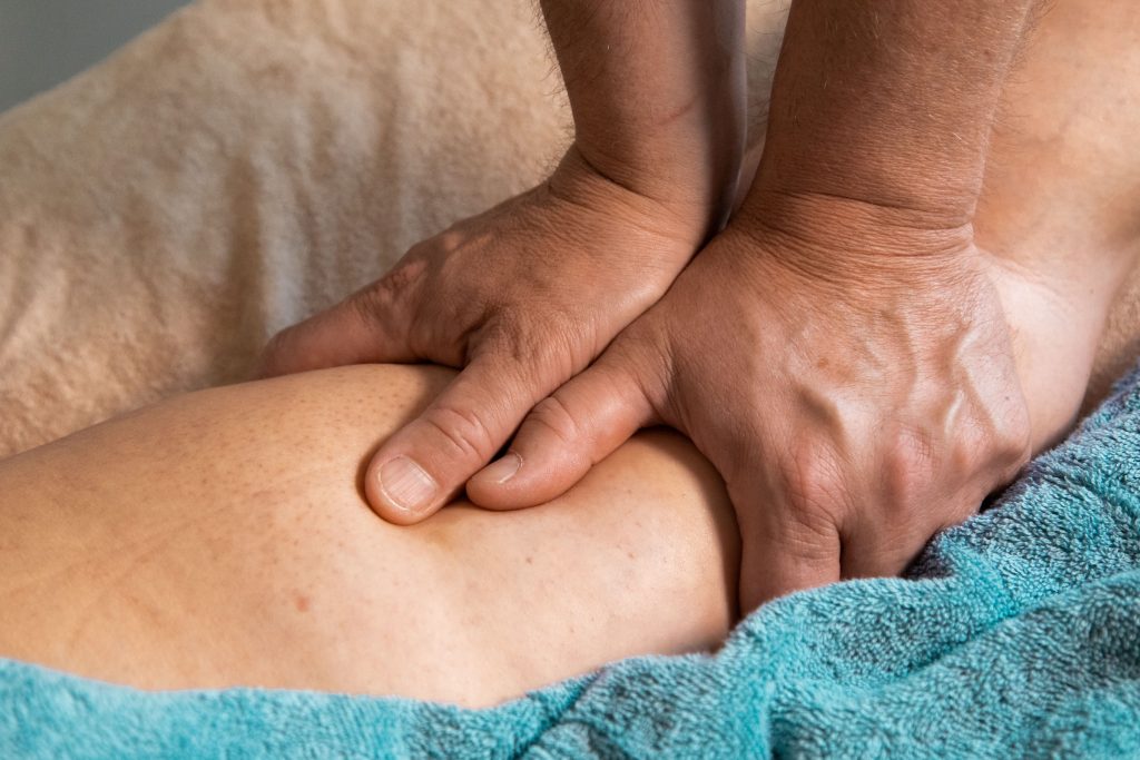 Terapia morfoanalítica aplicando masaje